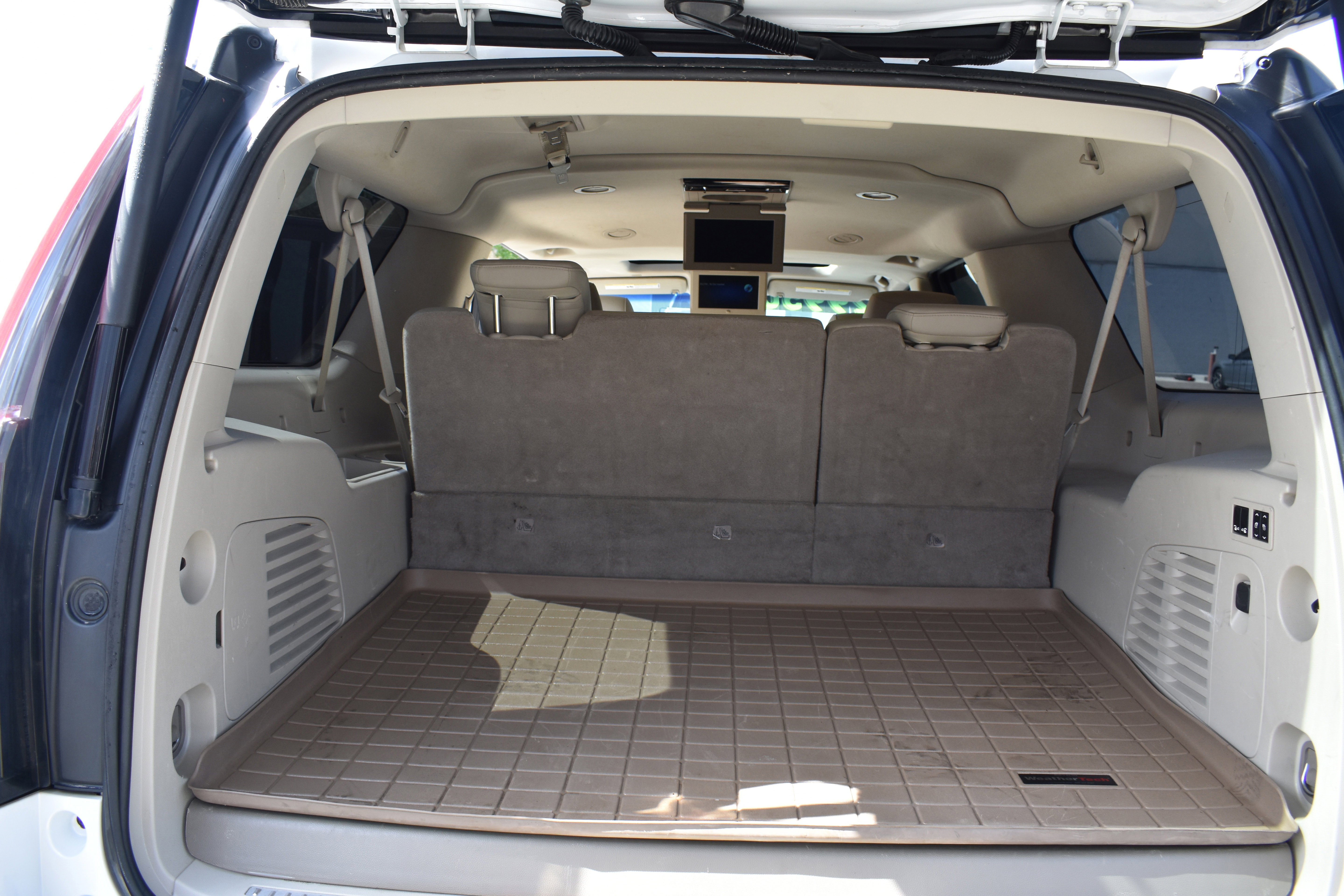 Used 2019 Cadillac Escalade ESV Premium Luxury w/ LPO, Radiant Package image 39