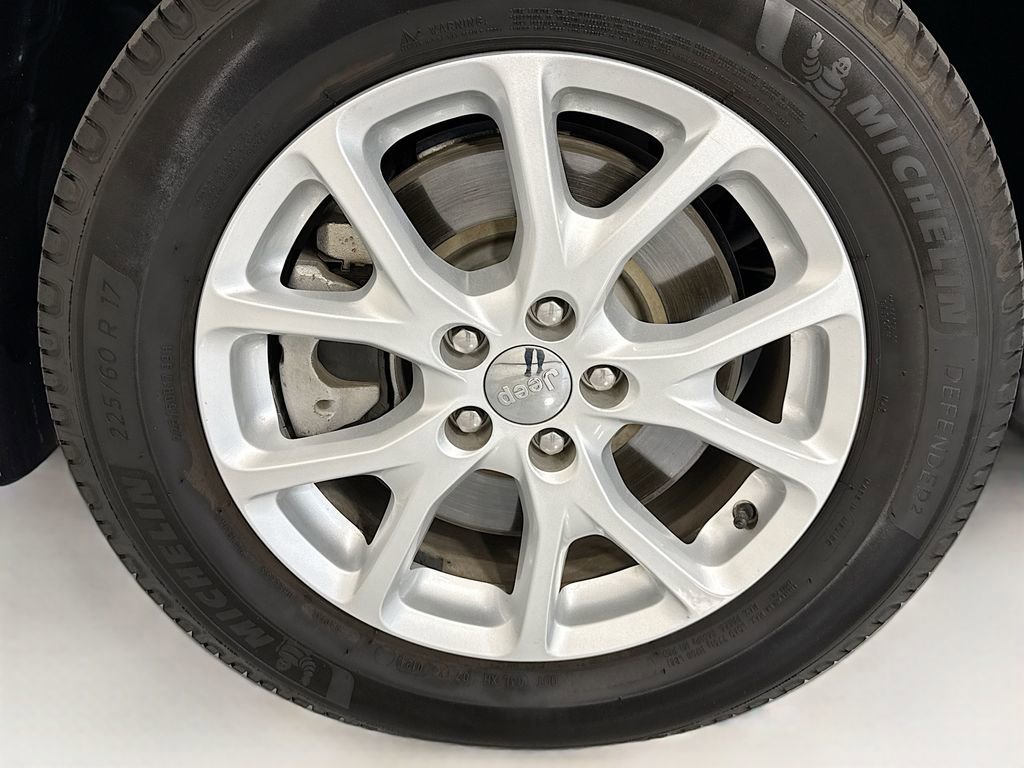 Used 2018 Jeep Cherokee Latitude w/ Safety Group image 30