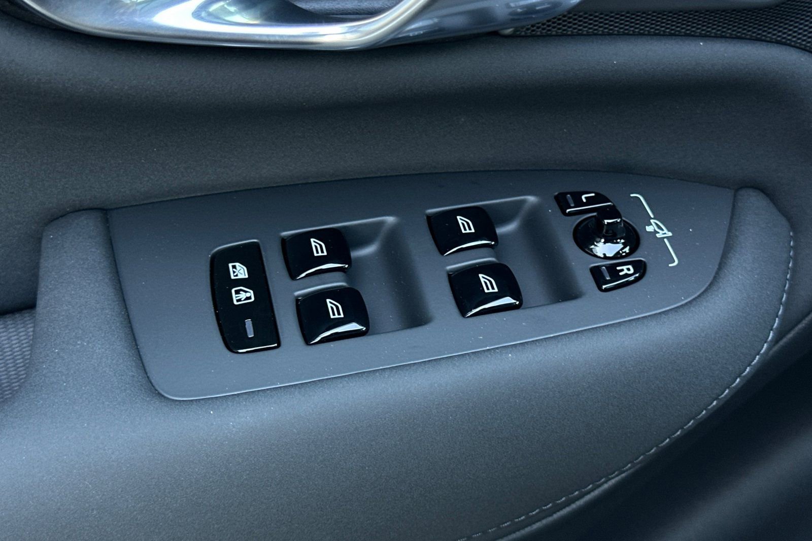 Certified 2025 Volvo XC90 B6 Core w/ Protection Package Premier image 11