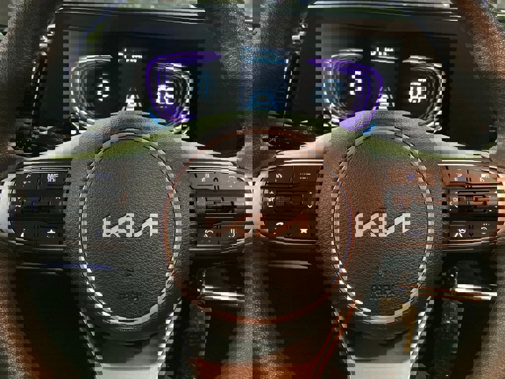 Used 2025 Kia Sportage LX image 17