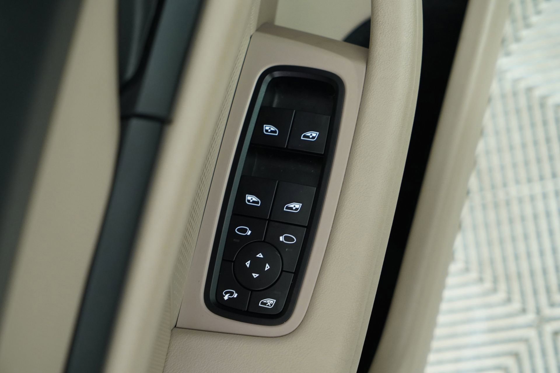 Used 2022 Porsche Taycan image 42