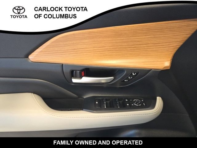 Used 2024 Toyota Grand Highlander AWD image 11