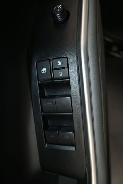 Used 2026 Toyota Highlander XLE image 12