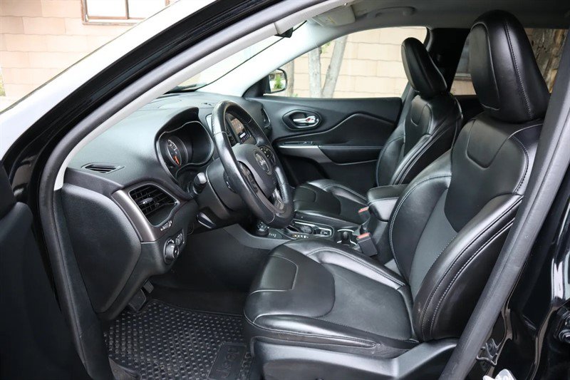 Used 2019 Jeep Cherokee Latitude Plus w/ Cold Weather Group AWD/4WD image 10