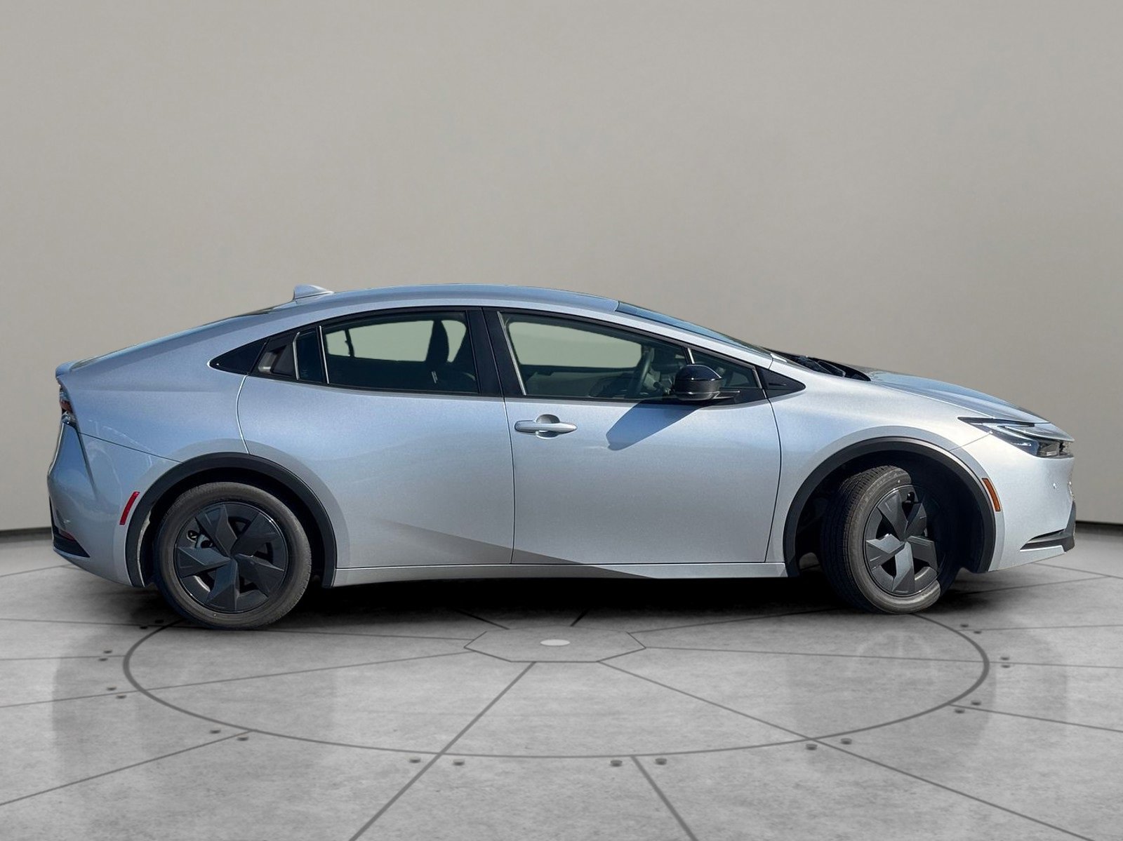 Used 2025 Toyota Prius LE image 4