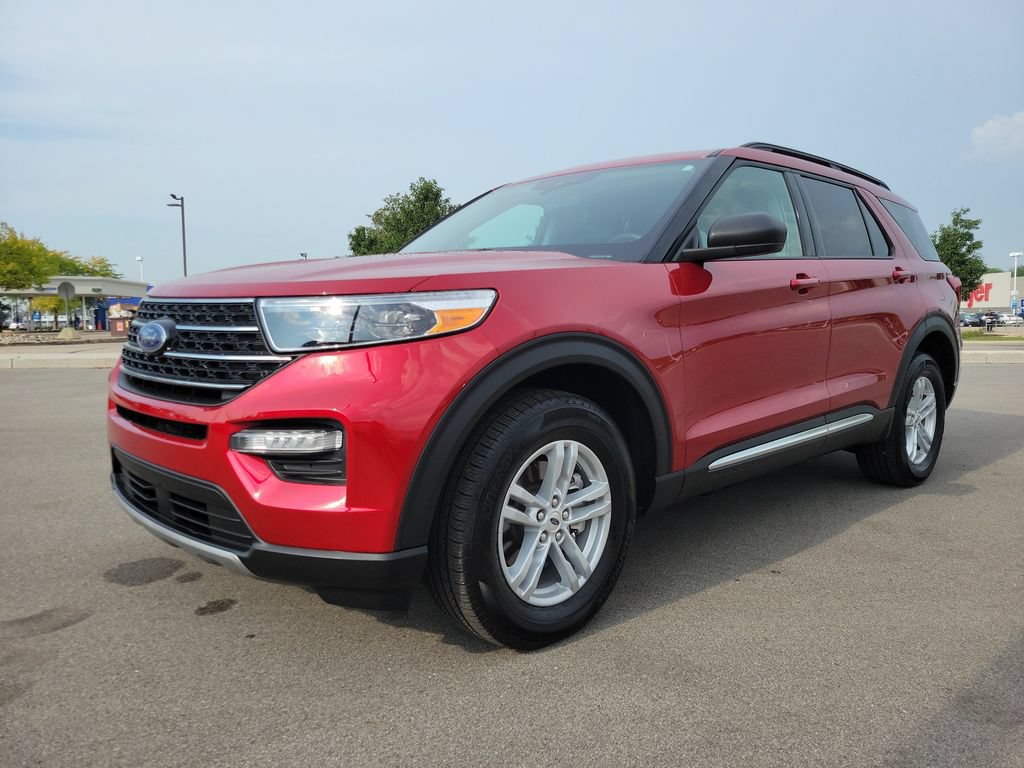 Used 2024 Ford Explorer XLT w/ Equipment Group 202A AWD/4WD image 2