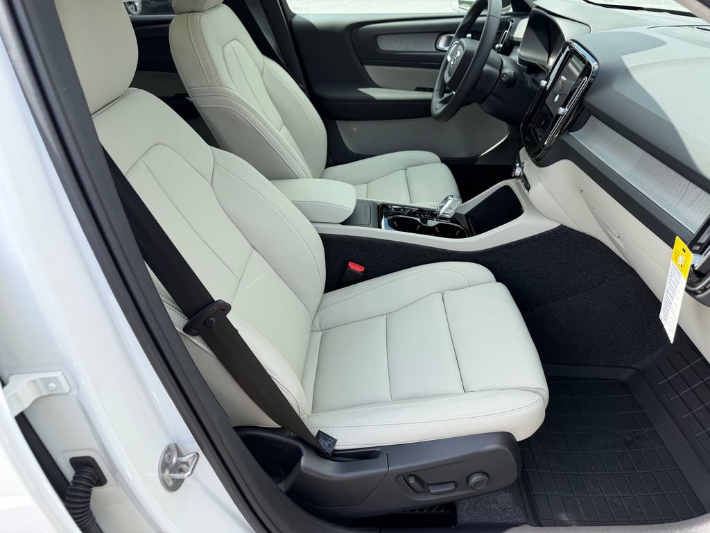 New 2026 Volvo XC40 B5 Plus w/ Climate Package AWD/4WD image 9