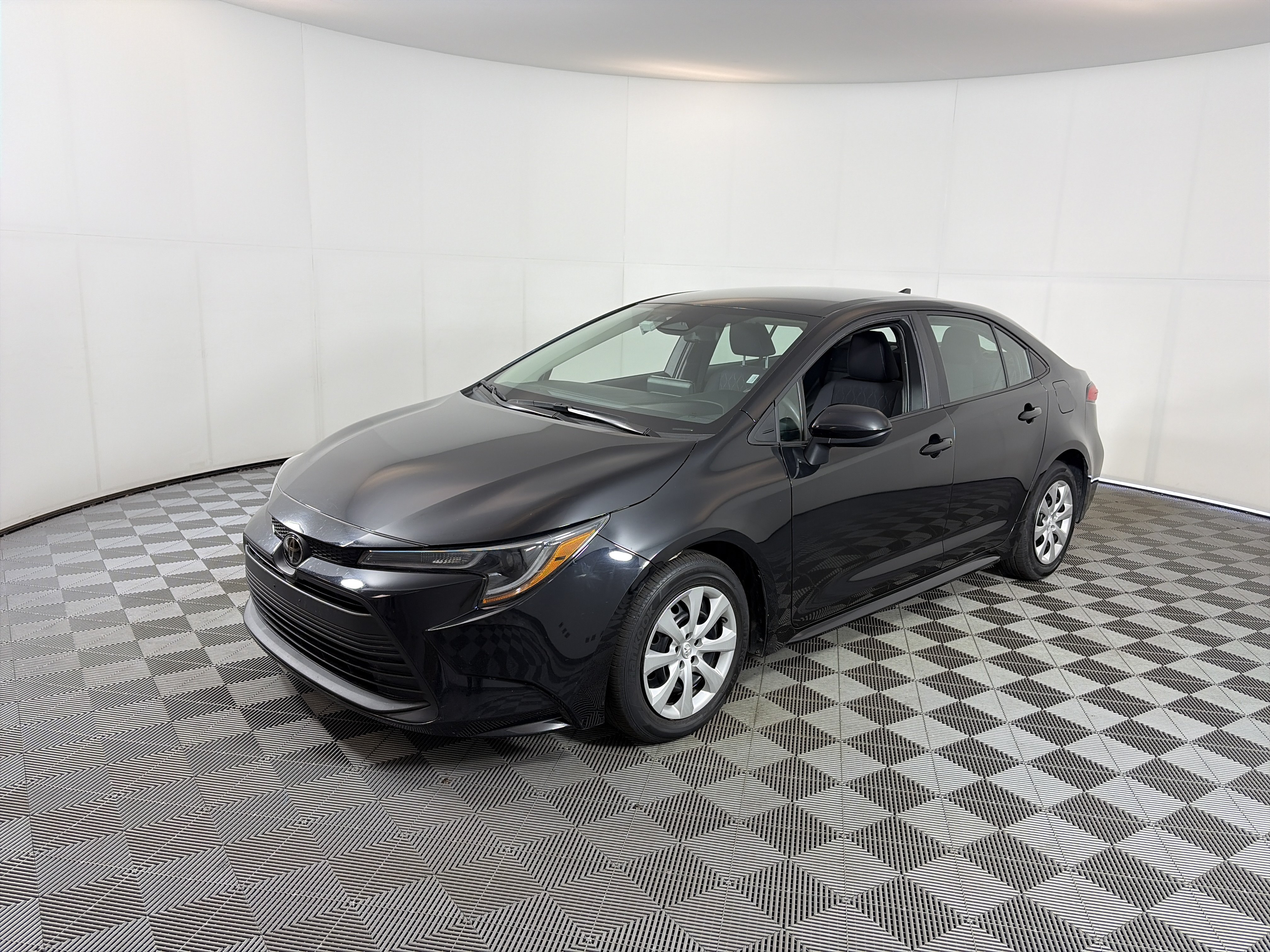 Used 2024 Toyota Corolla LE FWD image 2