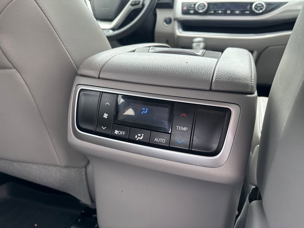 Used 2019 Toyota Highlander XLE FWD image 29