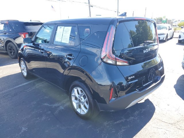 Used 2023 Kia Soul LX w/ LX Technology Package FWD image 3