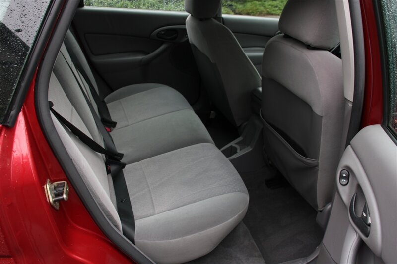 Used 2004 Ford Focus ZX5 Hatchback FWD image 6