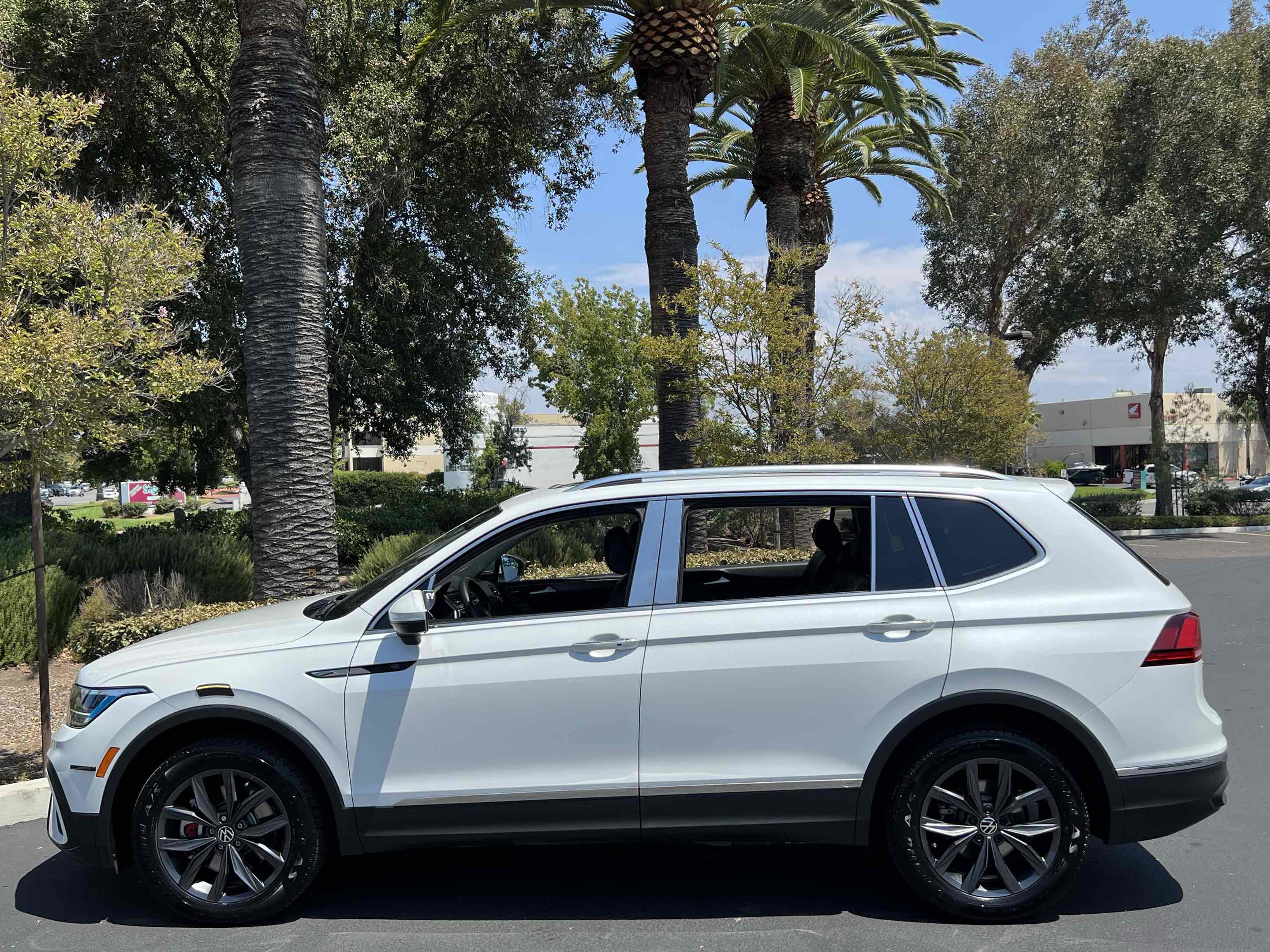 Used 2023 Volkswagen Tiguan SE w/ Panoramic Sunroof Package image 22