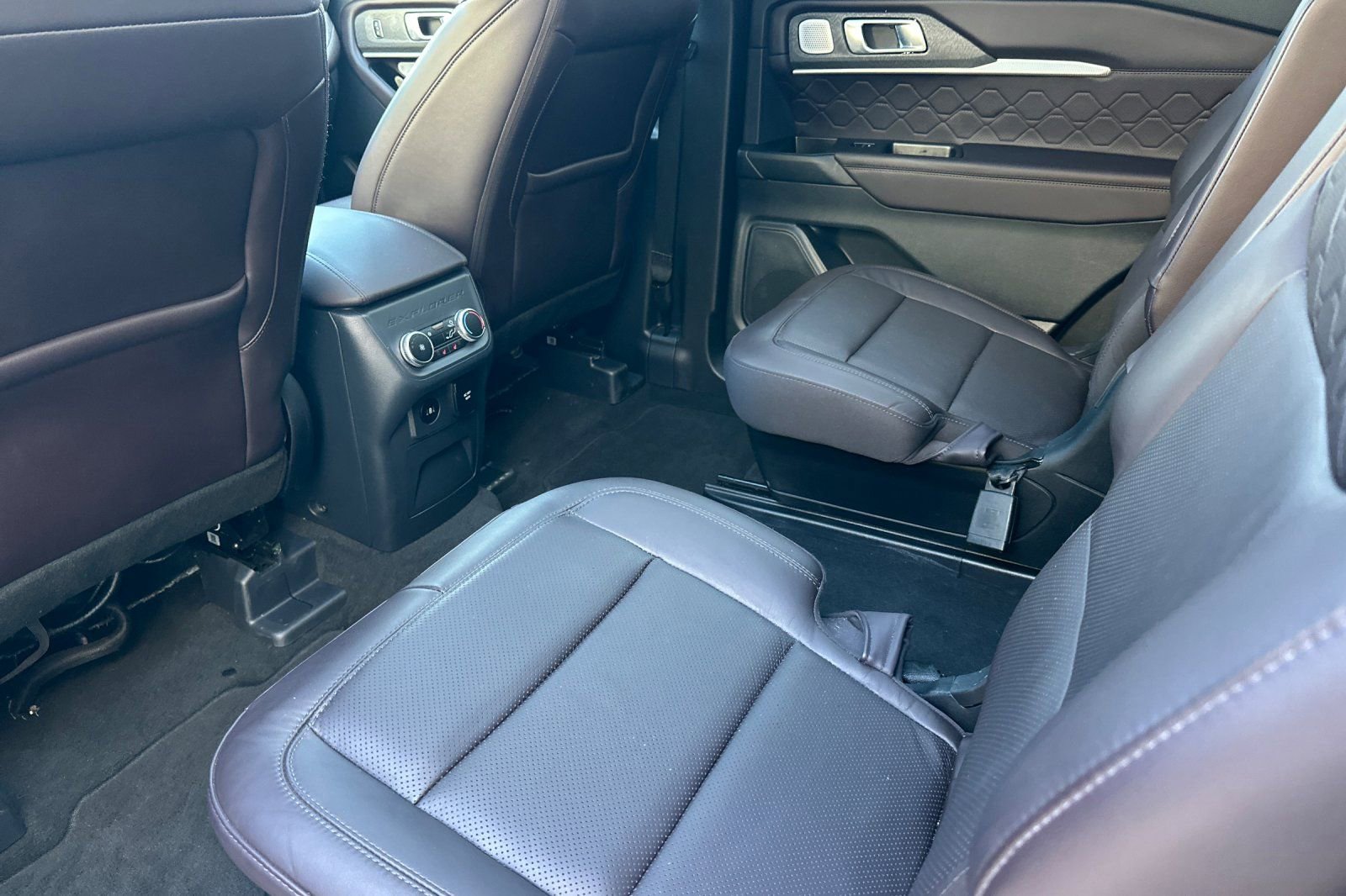 Used 2025 Ford Explorer Platinum w/ LUX Leather Package image 12