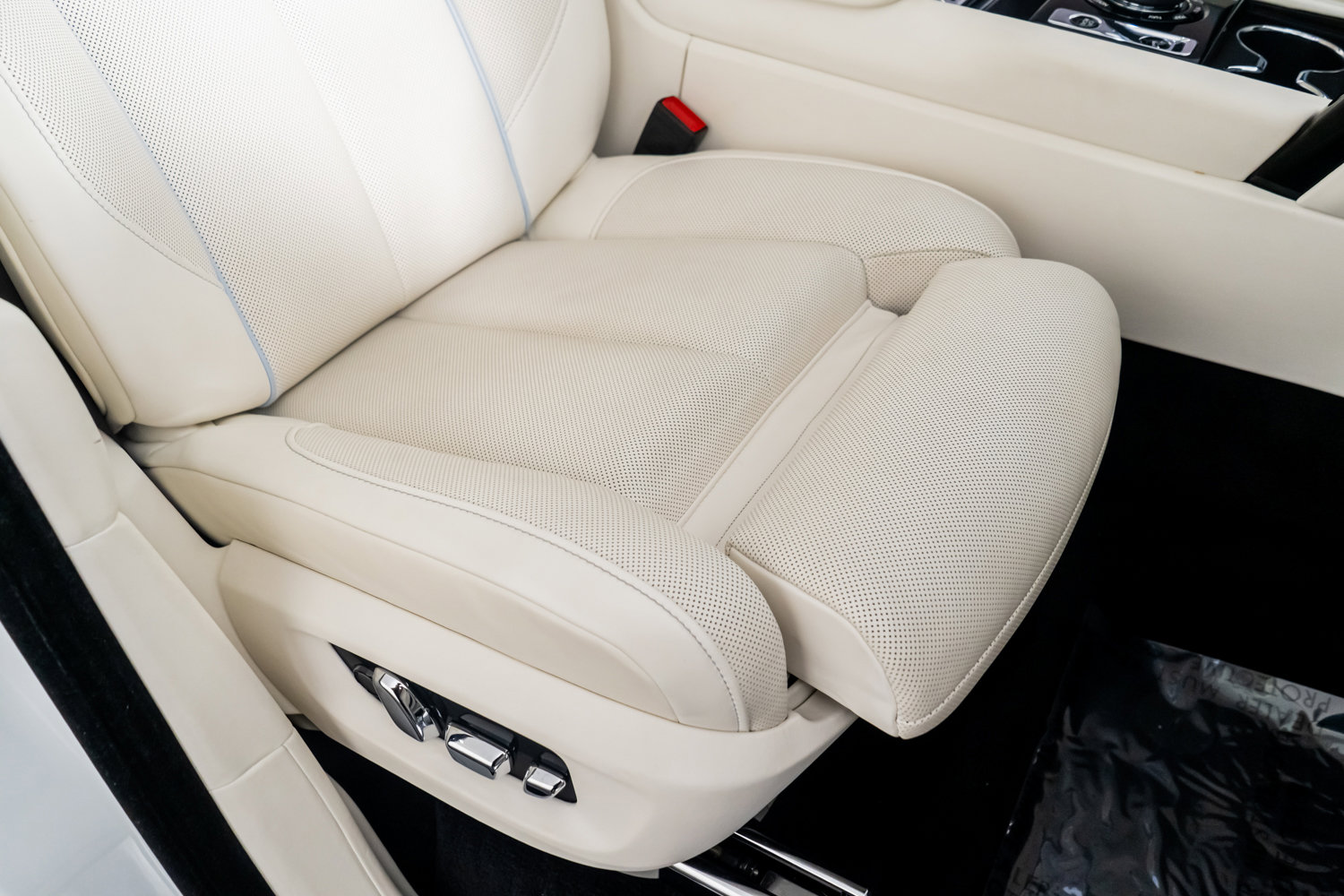 Used 2023 Rolls-Royce Cullinan Black Badge image 27