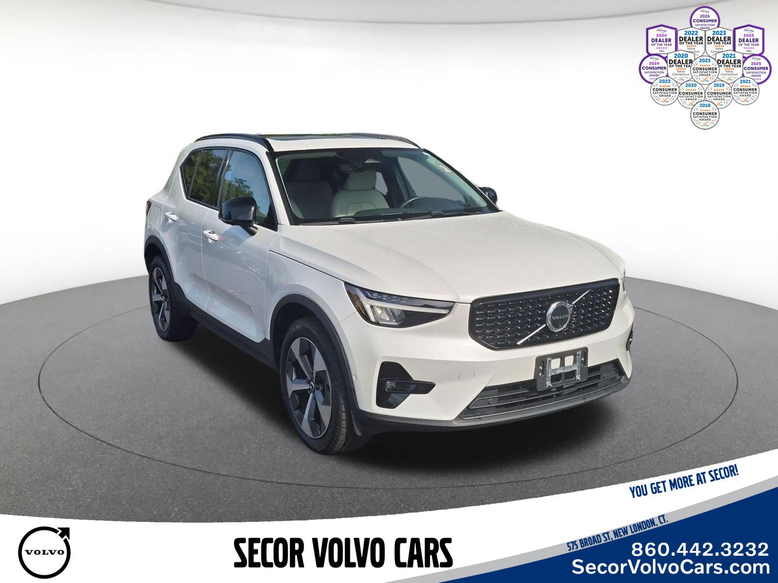 Used 2023 Volvo XC40 B5 Plus w/ Driver Assist Package AWD/4WD image 3