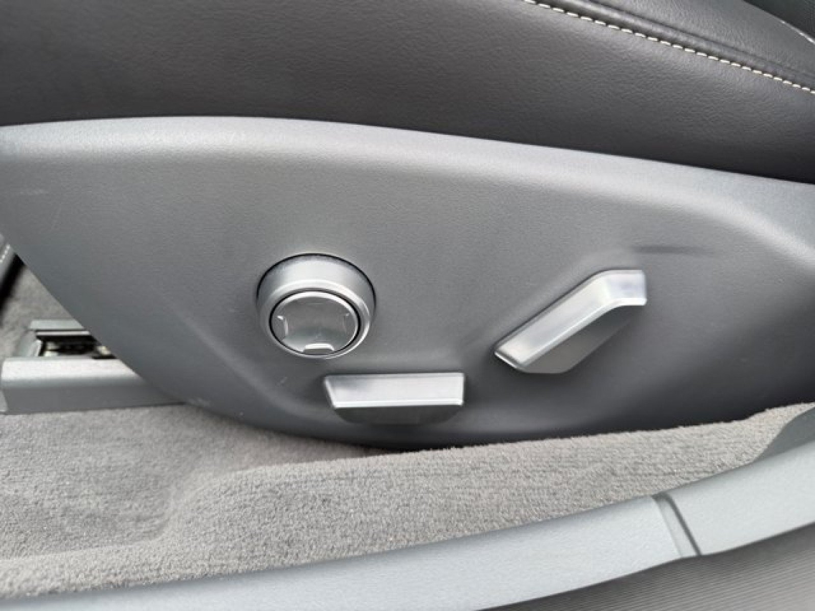 Used 2024 Lucid Air Pure RWD image 11