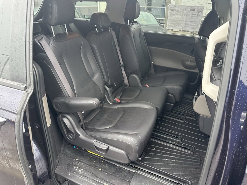 Used 2025 Kia Carnival EX image 10