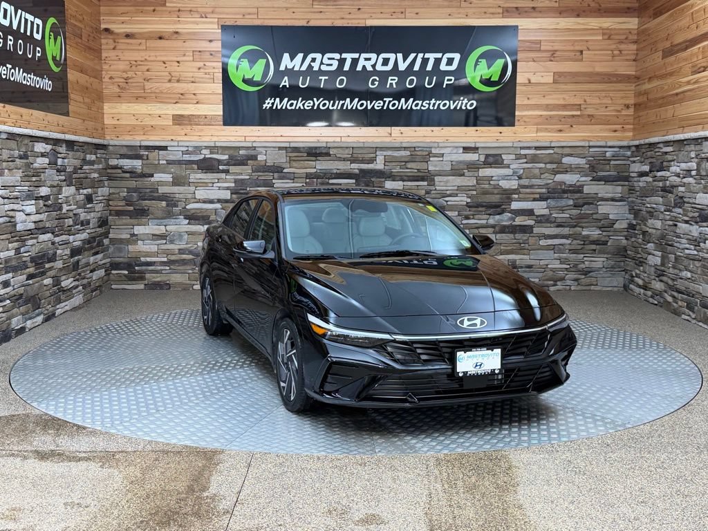 Used 2025 Hyundai Elantra Limited FWD image 2