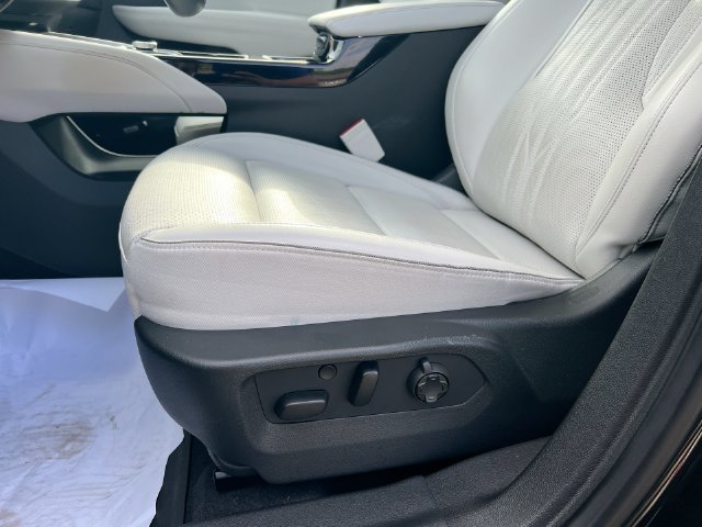 Used 2024 Buick Envision Avenir AWD/4WD image 23