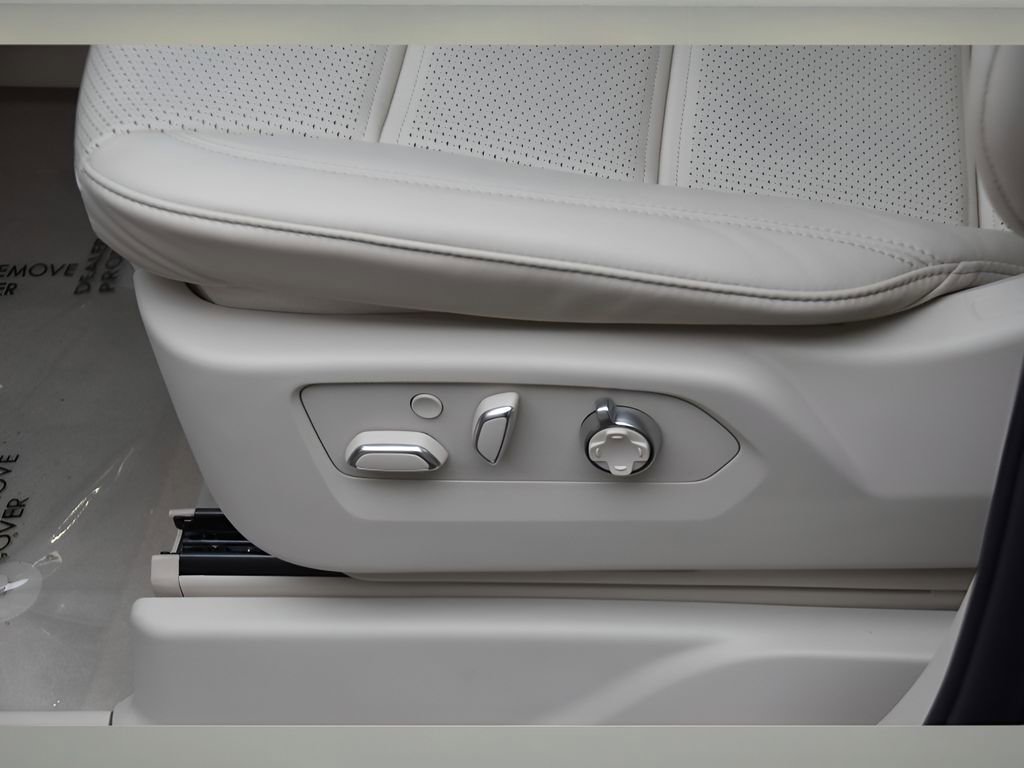 Certified 2026 Cadillac Escalade ESV Platinum Luxury w/ LPO, Radiant Package image 34