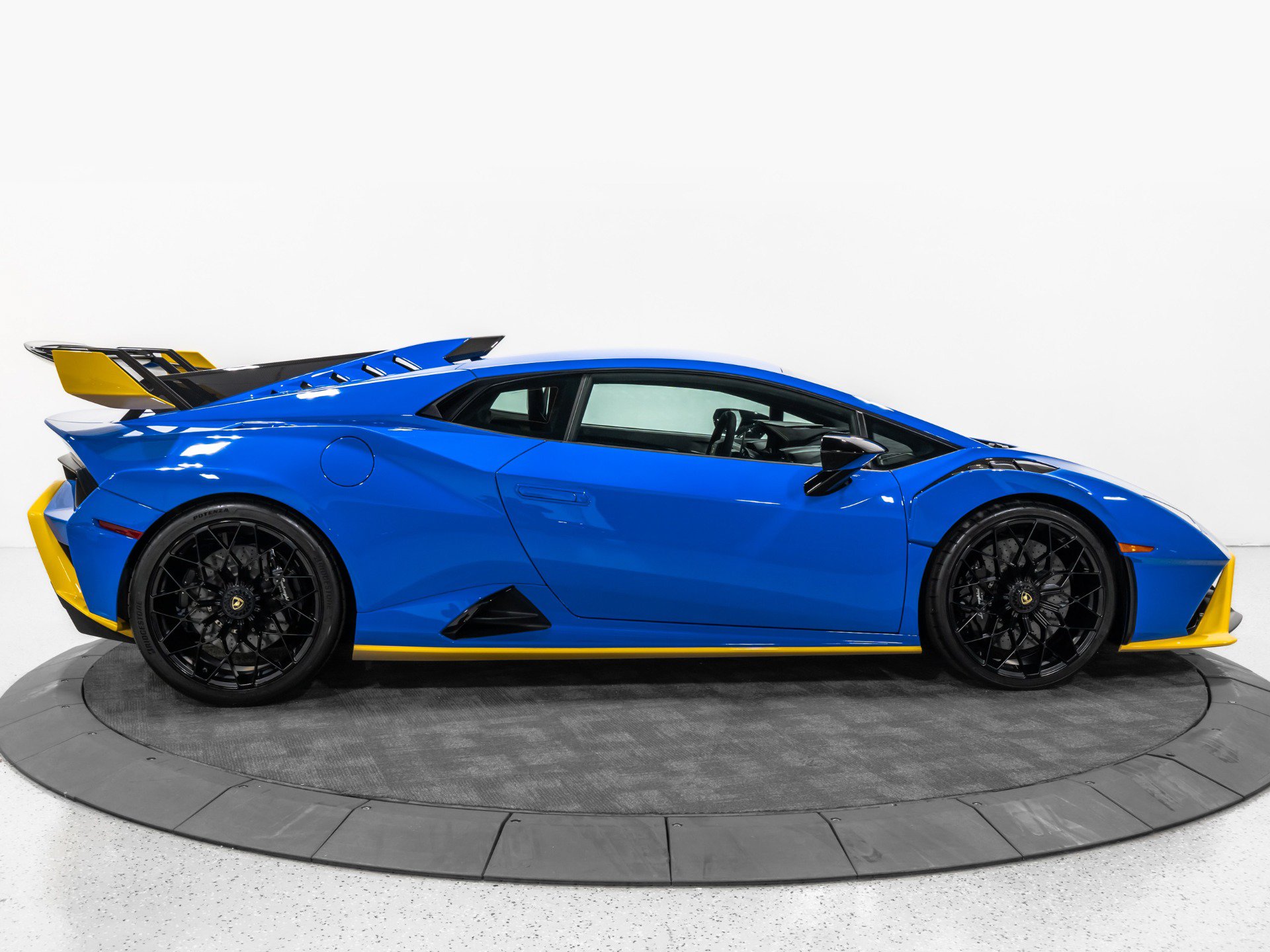 Used 2022 Lamborghini Huracan STO RWD image 10