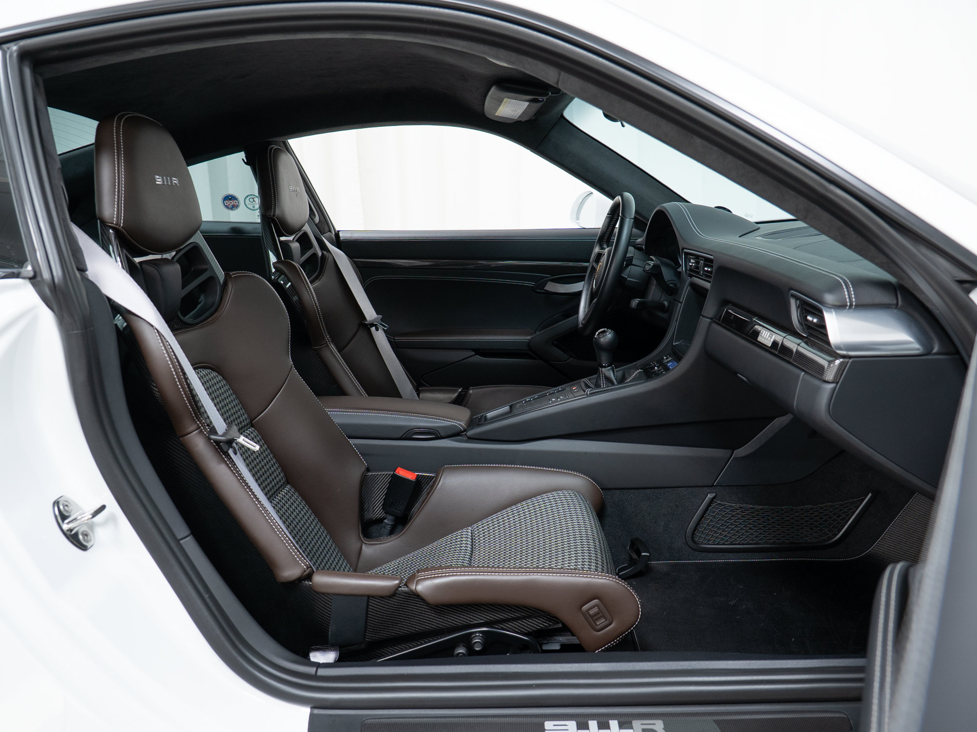 Certified 2016 Porsche 911 R RWD image 33