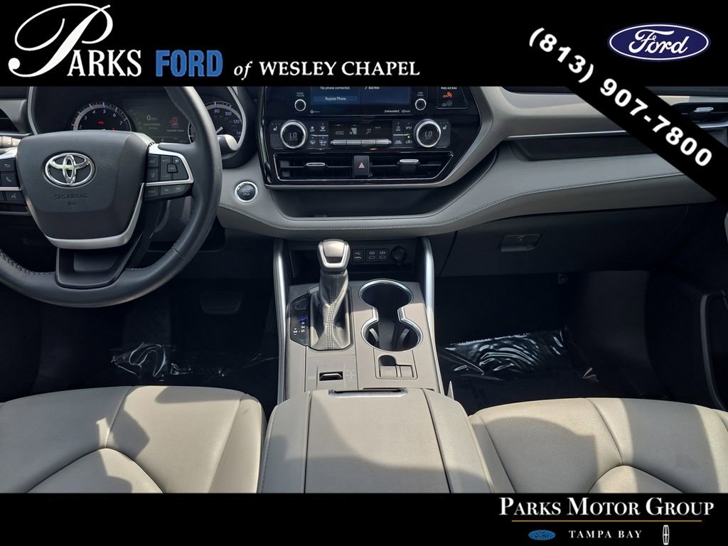 Used 2022 Toyota Highlander XLE FWD image 13
