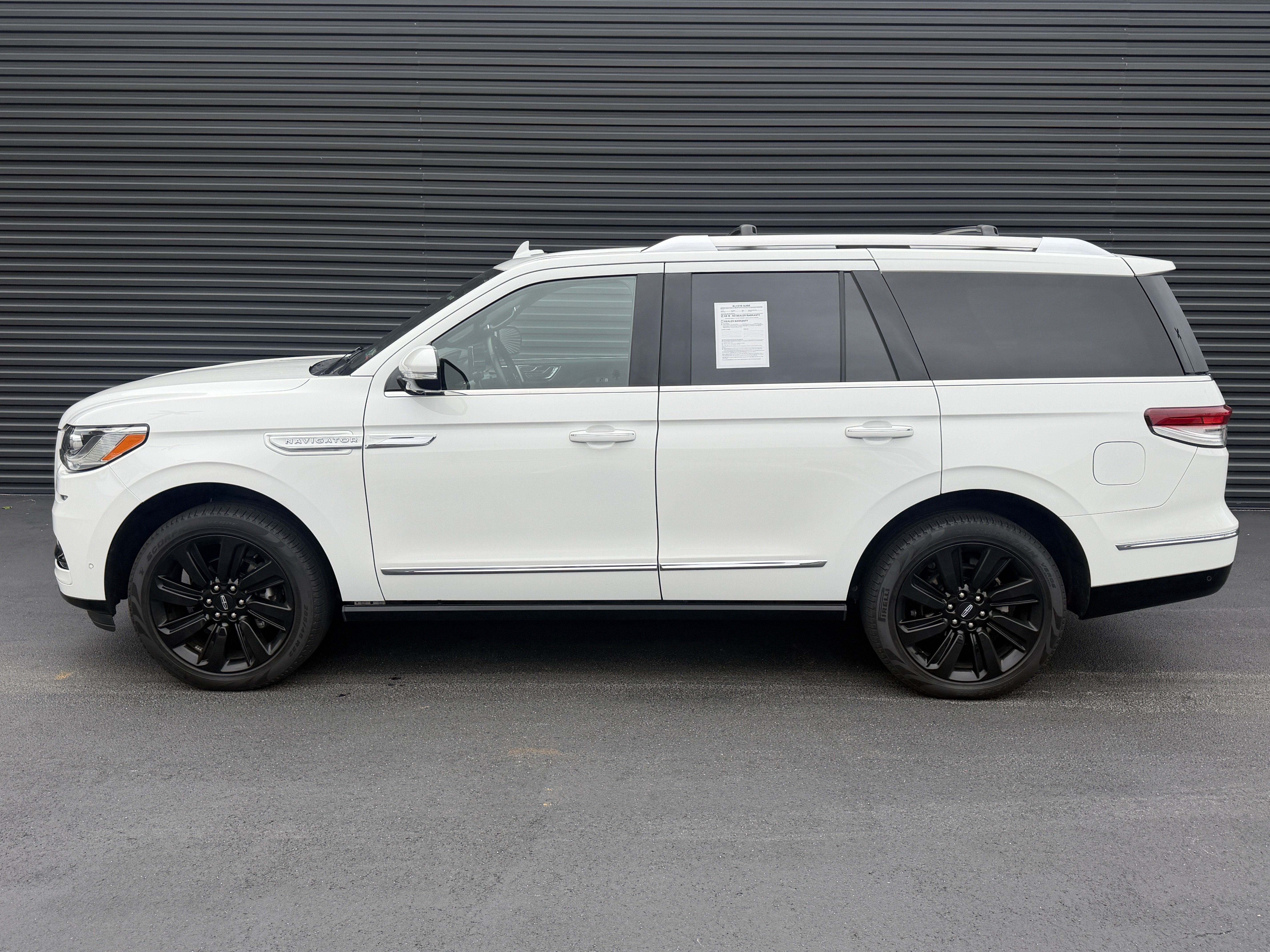 Used 2022 Lincoln Navigator Reserve AWD/4WD image 2