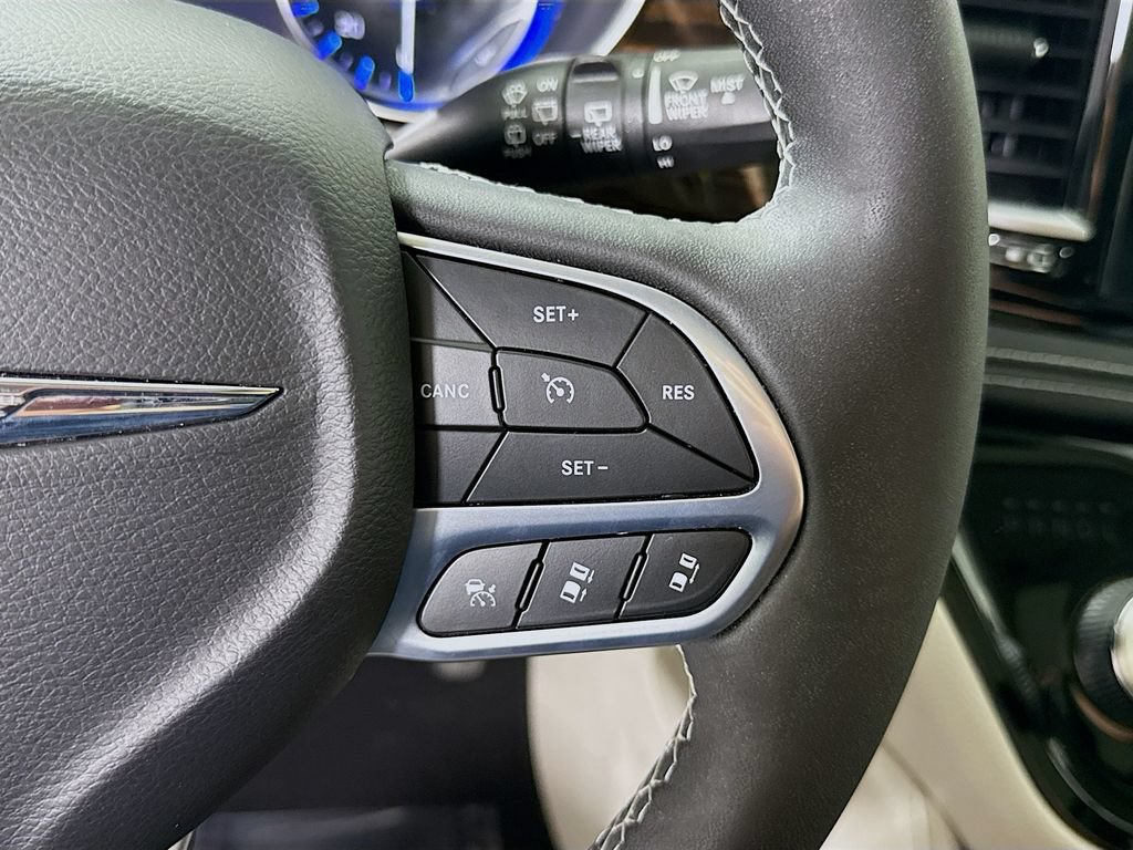 Used 2023 Chrysler Pacifica Limited AWD/4WD image 23