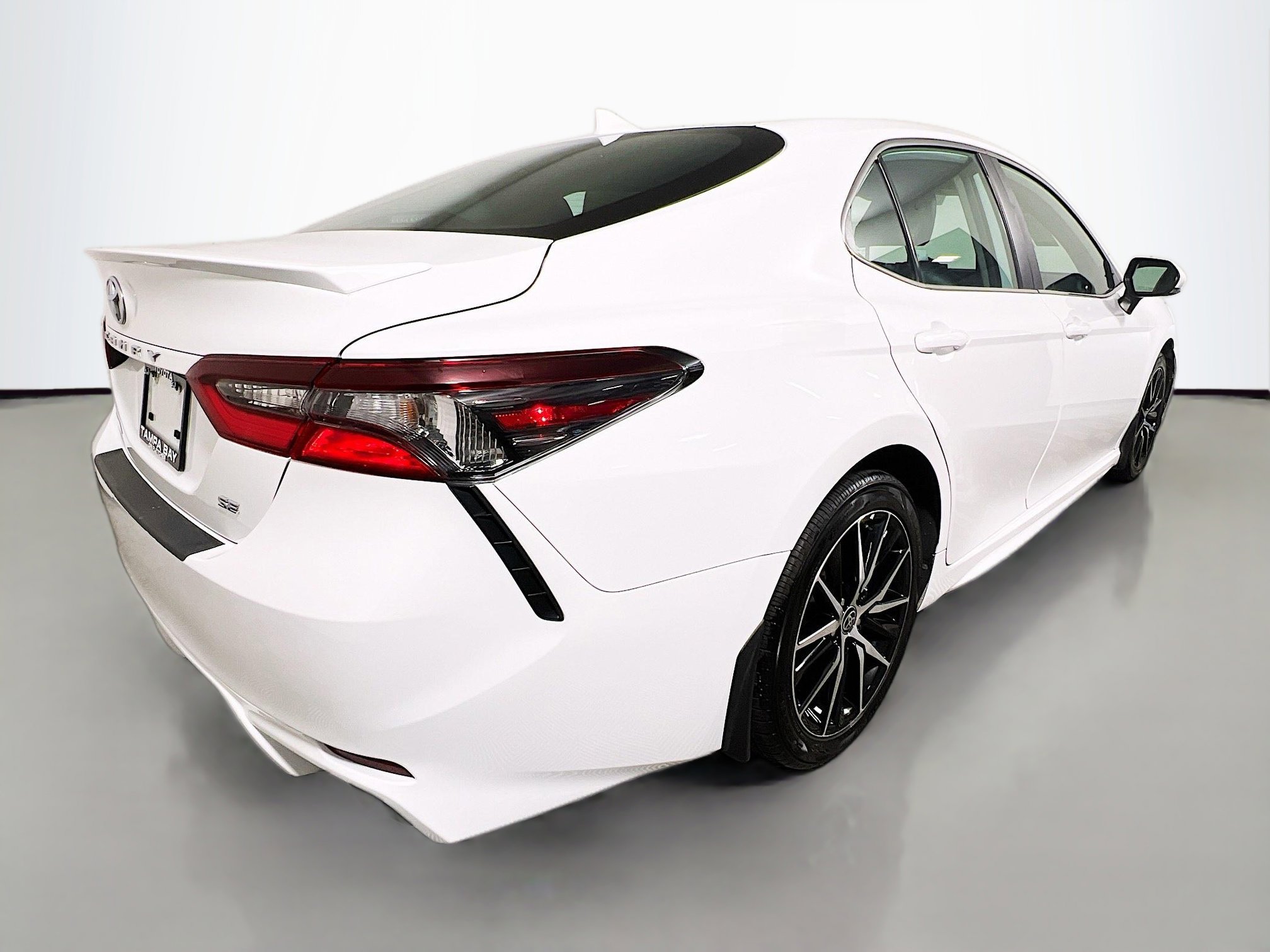 Used 2024 Toyota Camry SE image 4