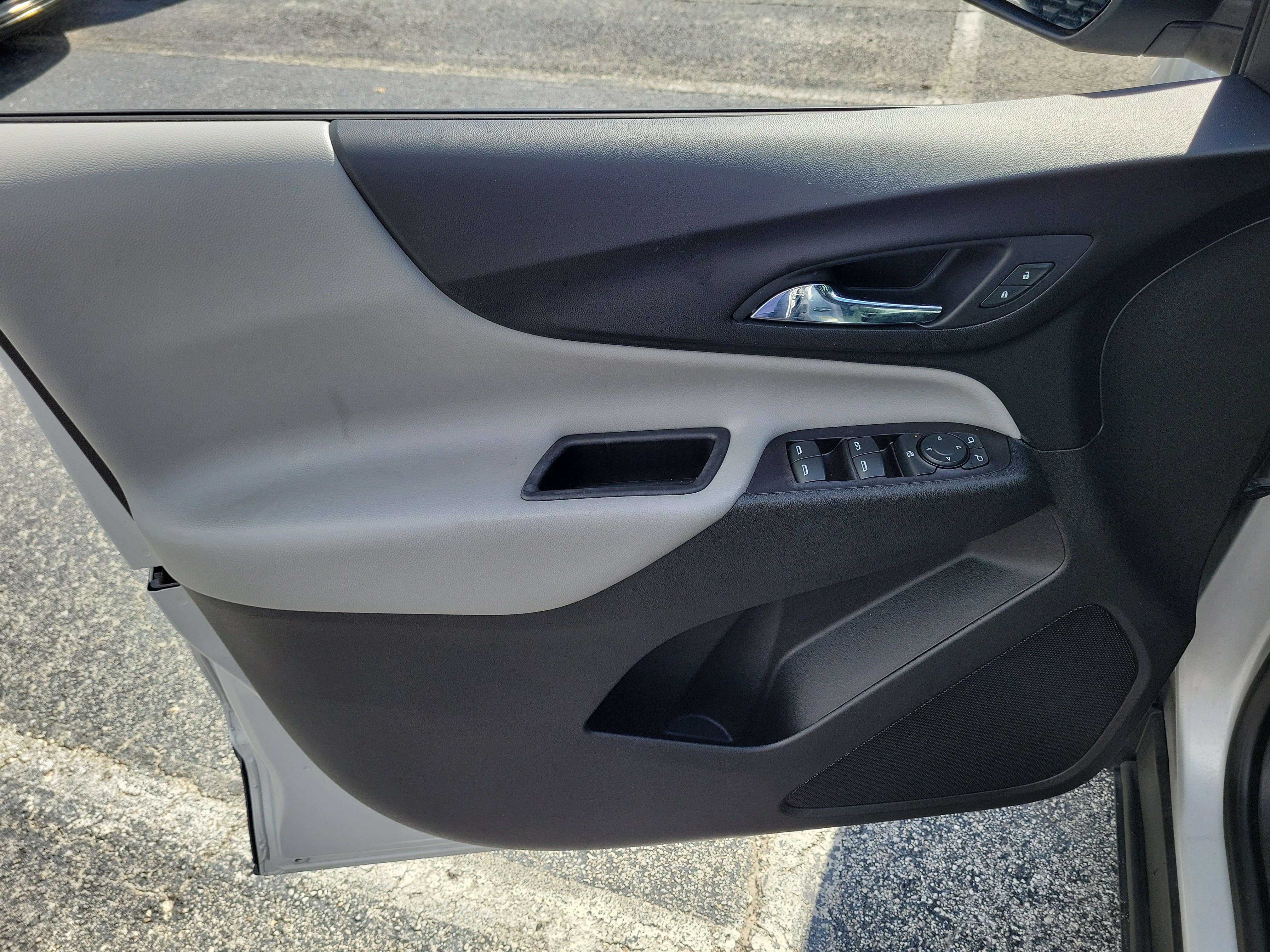 Used 2021 Chevrolet Equinox LS FWD image 9