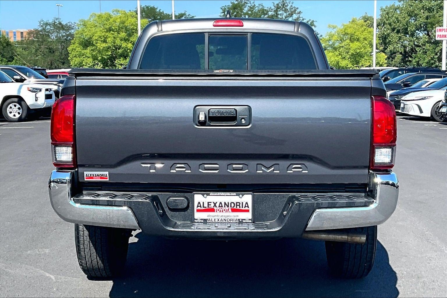 Used 2020 Toyota Tacoma SR5 w/ SR5 Appearance Package (SM) AWD/4WD image 4