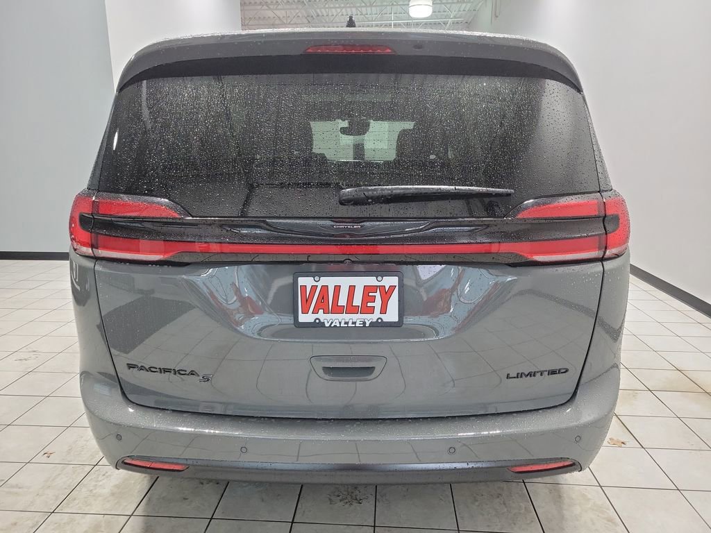 Used 2025 Chrysler Pacifica Limited image 15