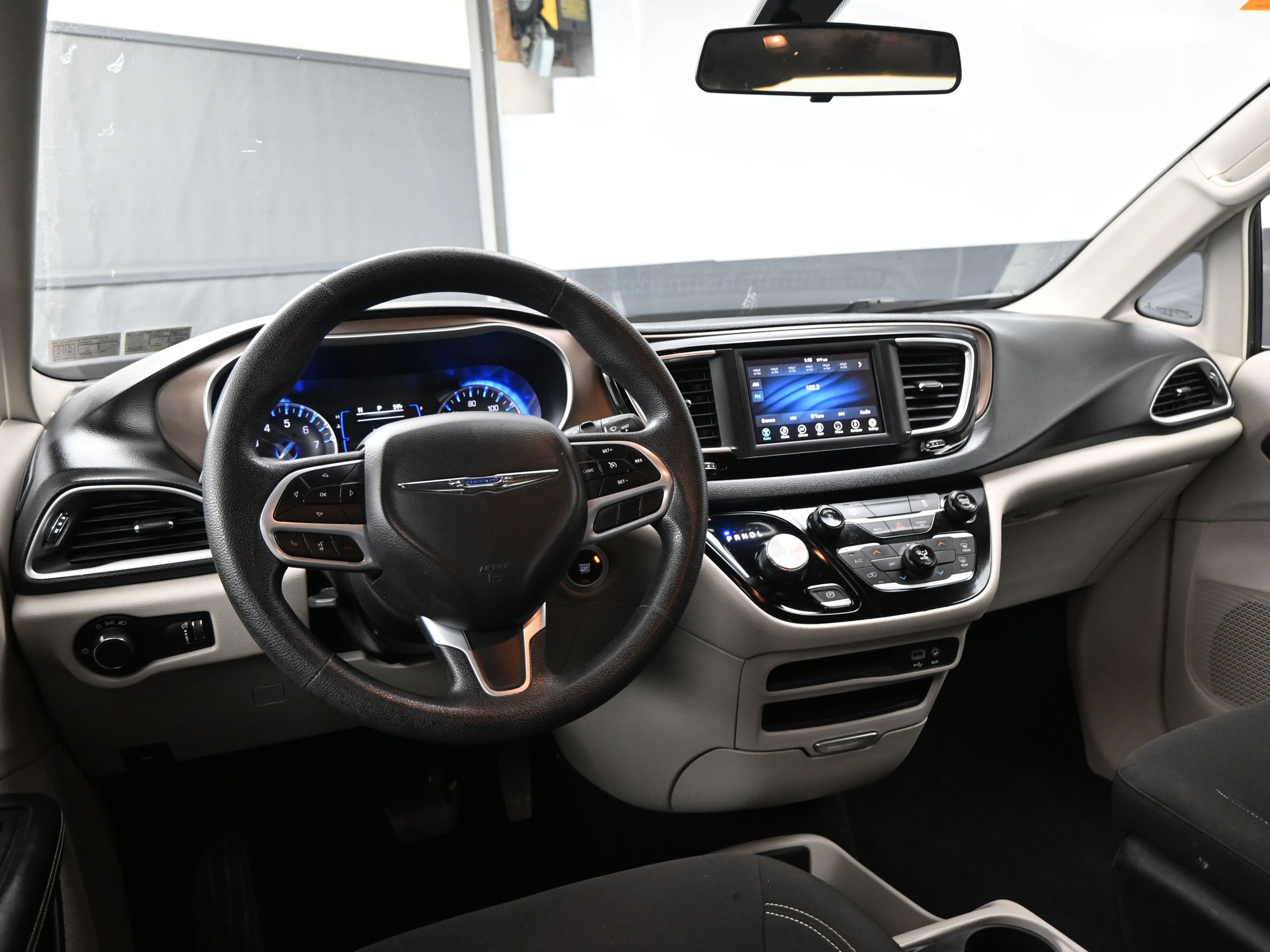 Used 2020 Chrysler Voyager L image 18