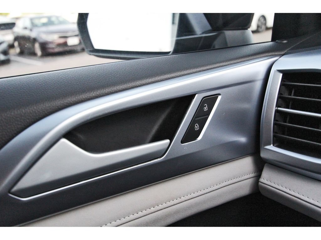 Used 2025 Volkswagen Taos SE FWD image 21