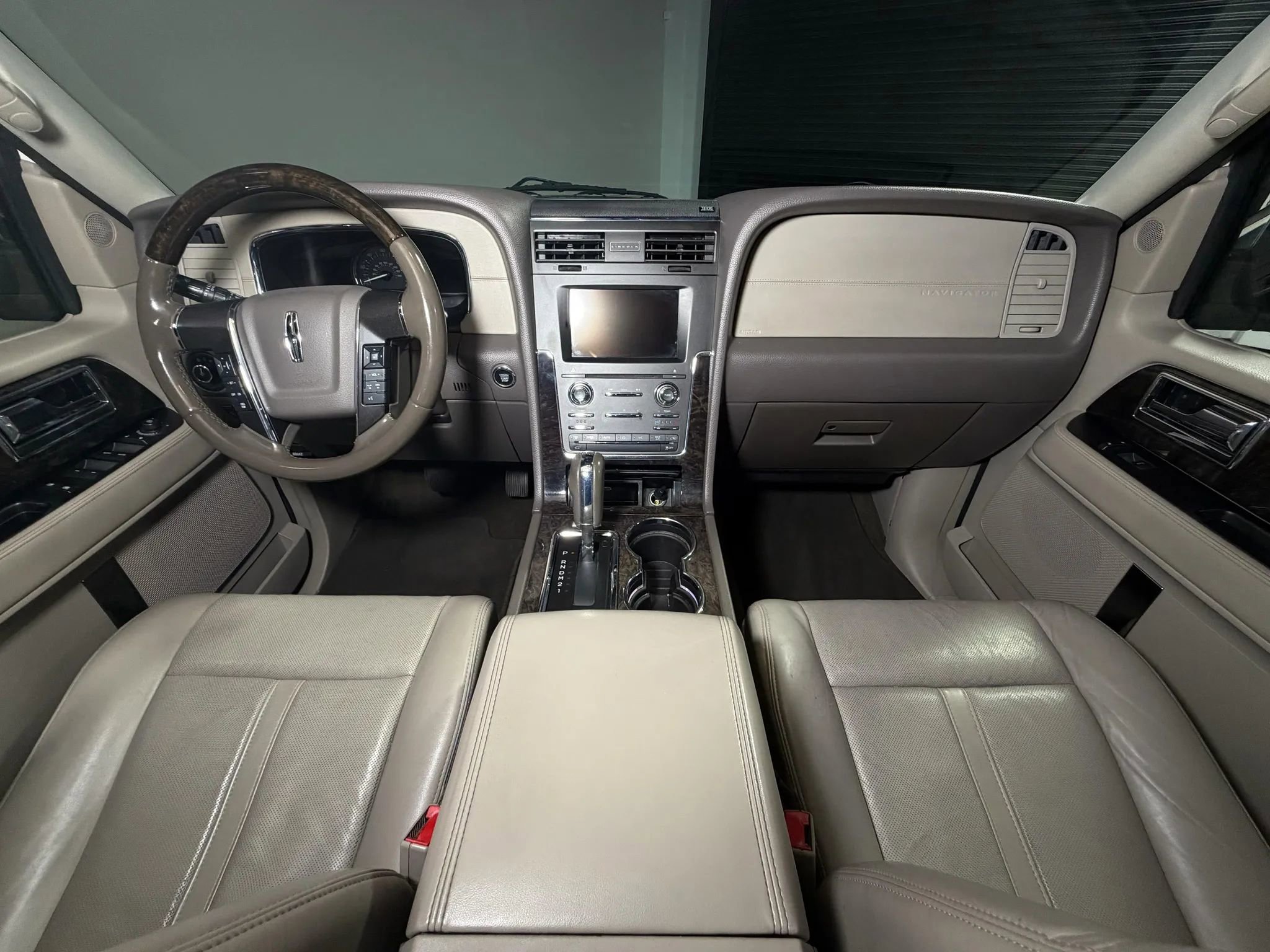 Used 2017 Lincoln Navigator Select RWD image 16