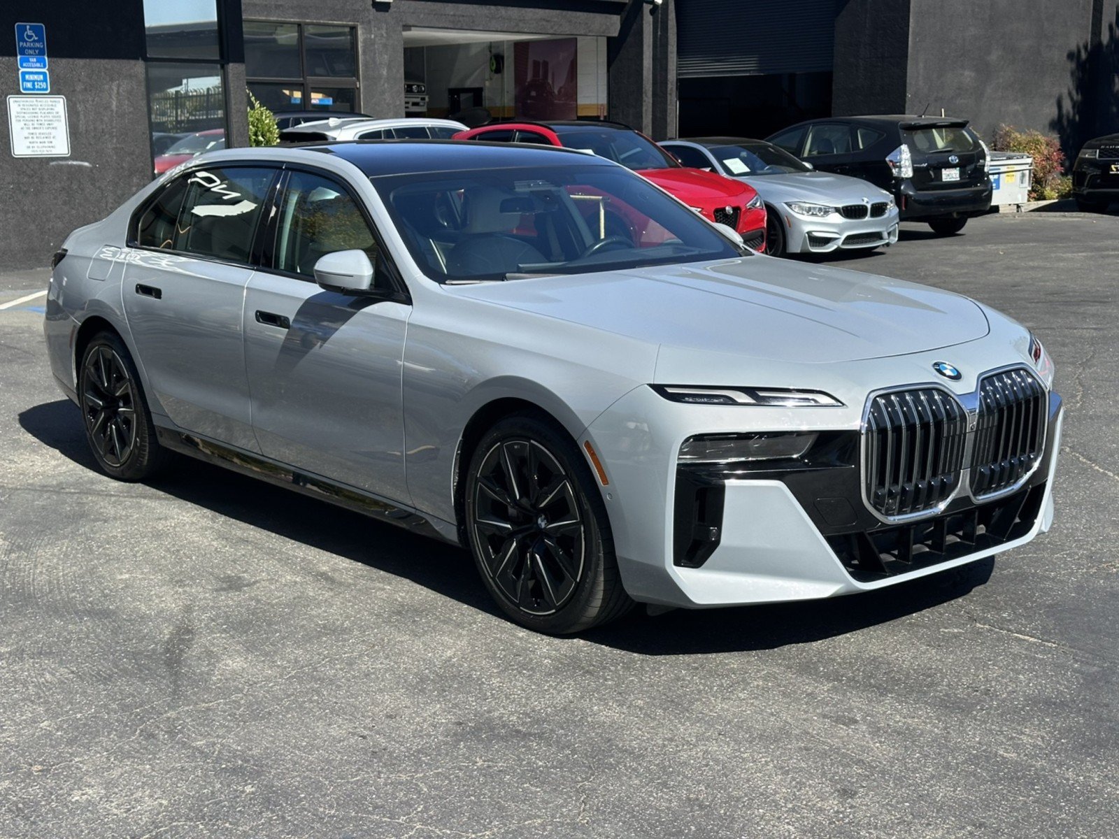 Used 2023 BMW 760i xDrive w/ Luxury Rear Seating Package AWD/4WD image 7