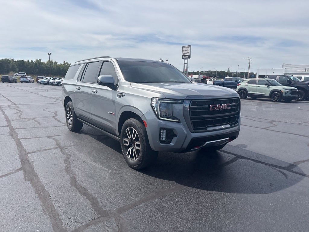 Used 2023 GMC Yukon XL AT4 w/ AT4 Premium Package AWD/4WD image 9