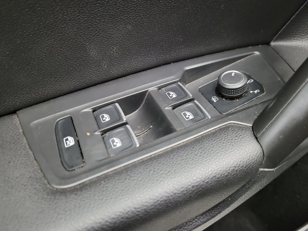 Used 2021 Volkswagen Tiguan SE image 27