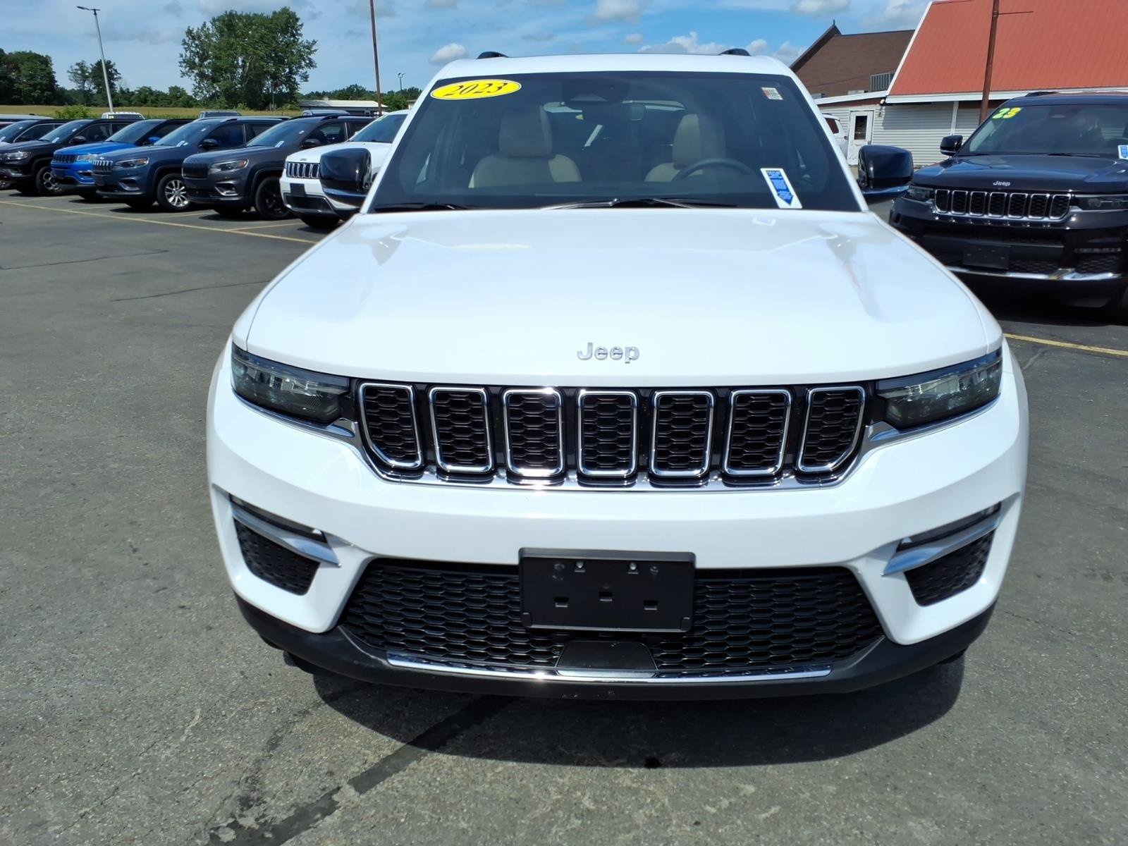 Used 2023 Jeep Grand Cherokee Limited AWD/4WD image 2