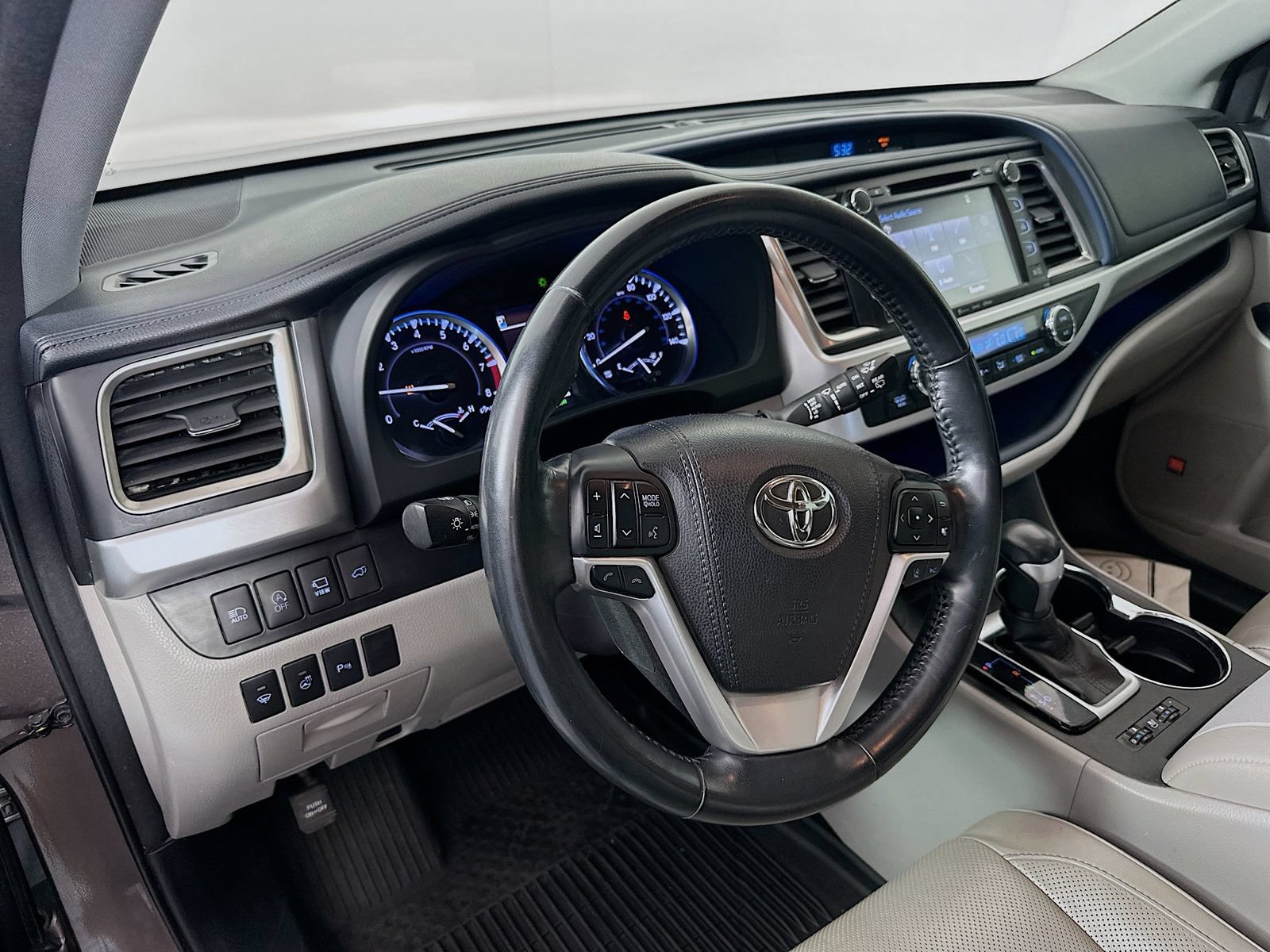 Used 2018 Toyota Highlander Limited Platinum AWD/4WD image 9