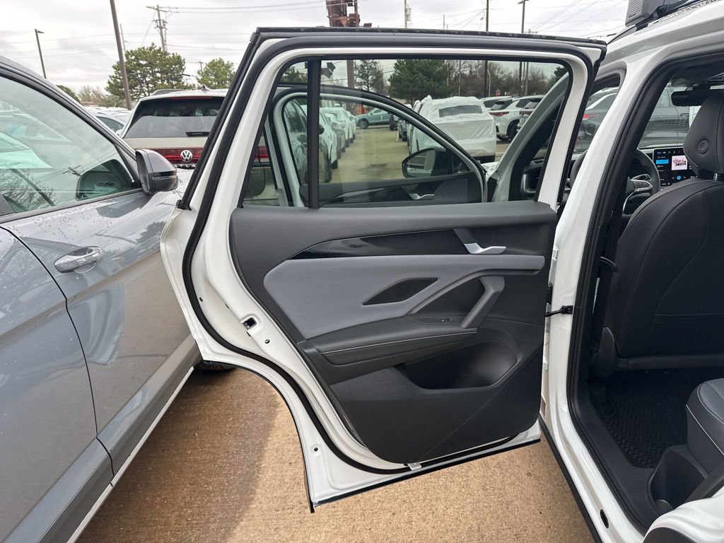 New 2026 Volkswagen Tiguan SE R-Line FWD image 18