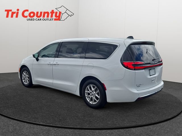 Used 2024 Chrysler Pacifica Touring-L FWD image 6