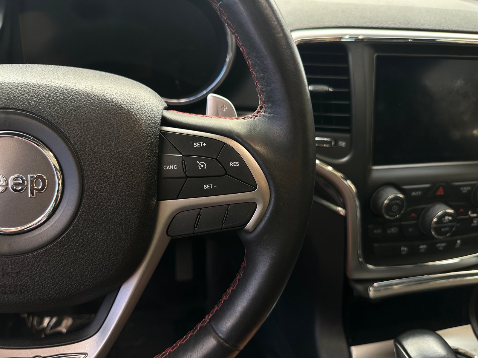 Used 2018 Jeep Grand Cherokee Trailhawk w/ Trailhawk Luxury Group AWD/4WD image 21