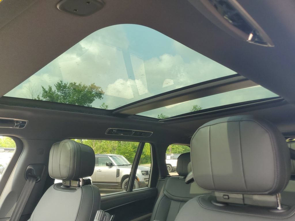New 2026 Land Rover Range Rover Long Wheelbase SE AWD/4WD image 11