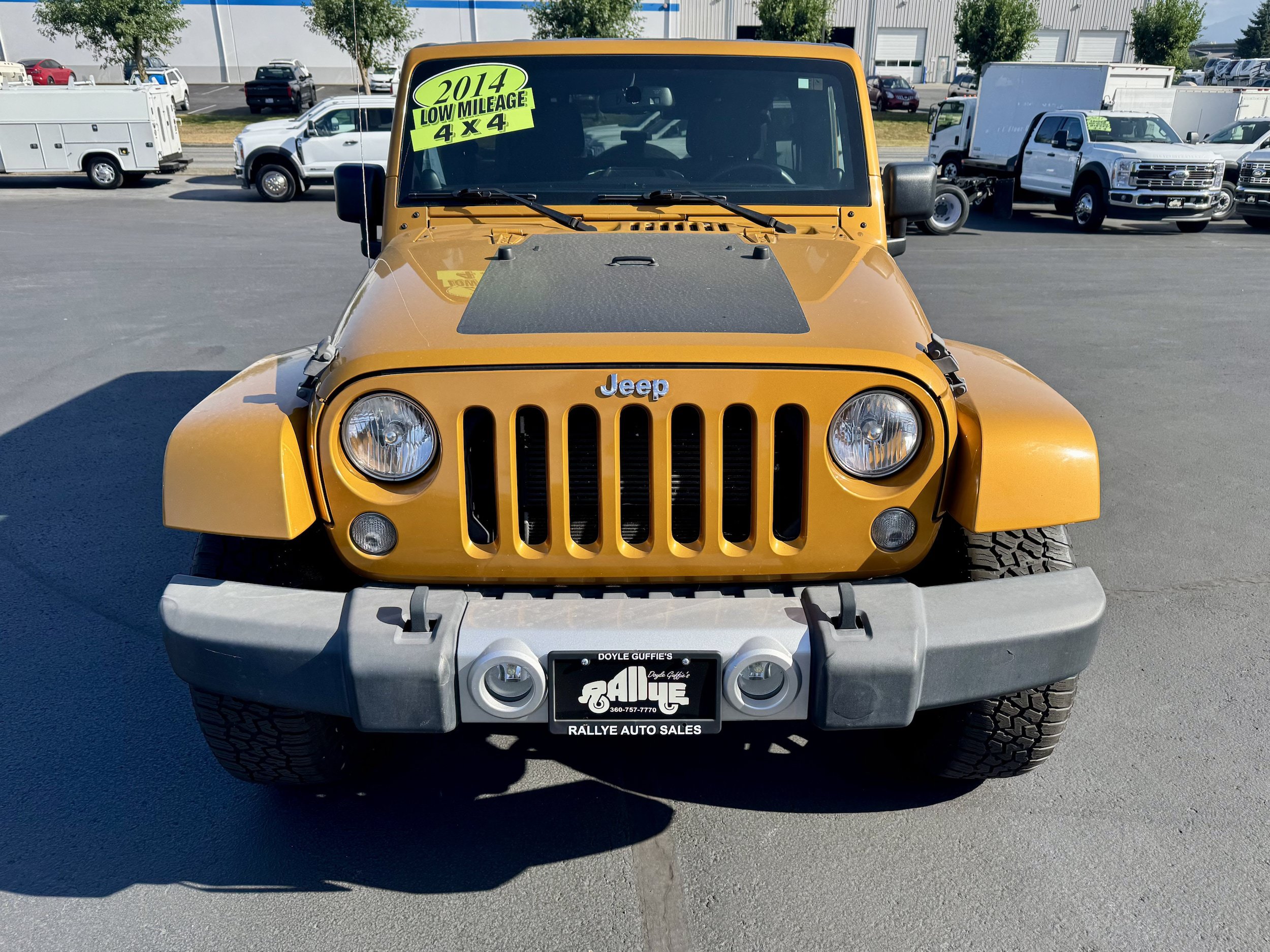 Used 2014 Jeep Wrangler Unlimited Sahara w/ Connectivity Group AWD/4WD image 3