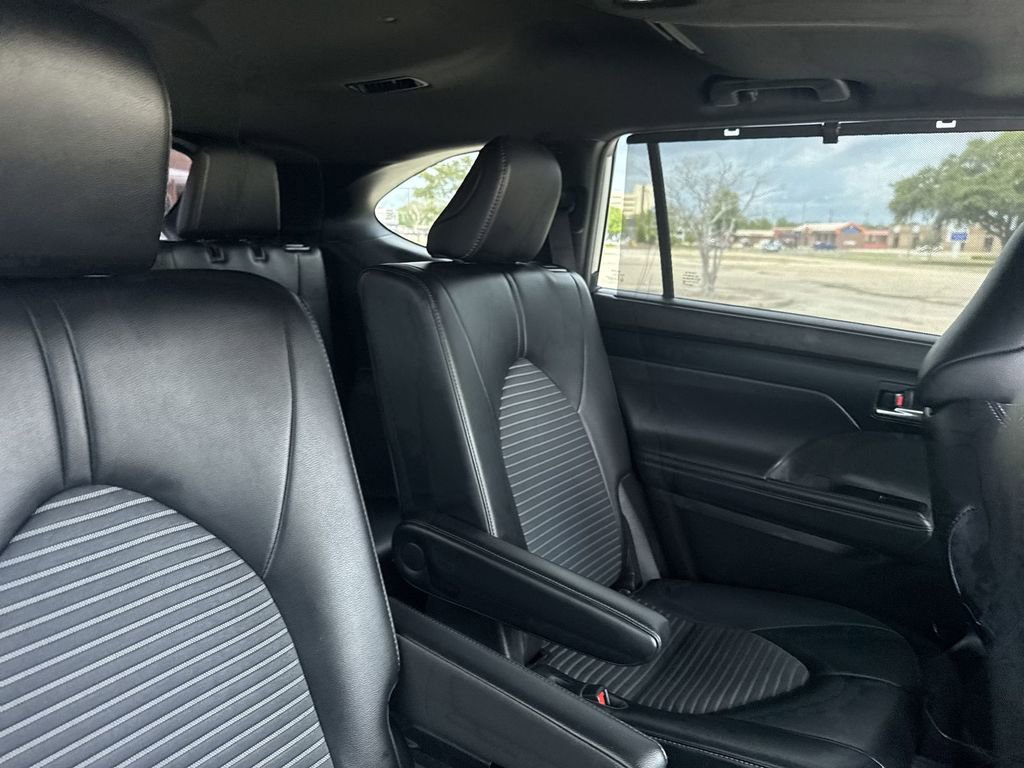 Used 2022 Toyota Highlander XSE AWD/4WD image 34