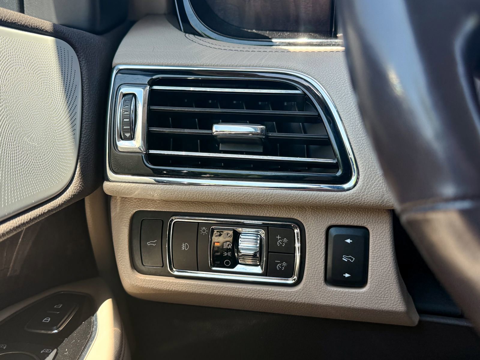 Used 2022 Lincoln Navigator Reserve AWD/4WD image 44
