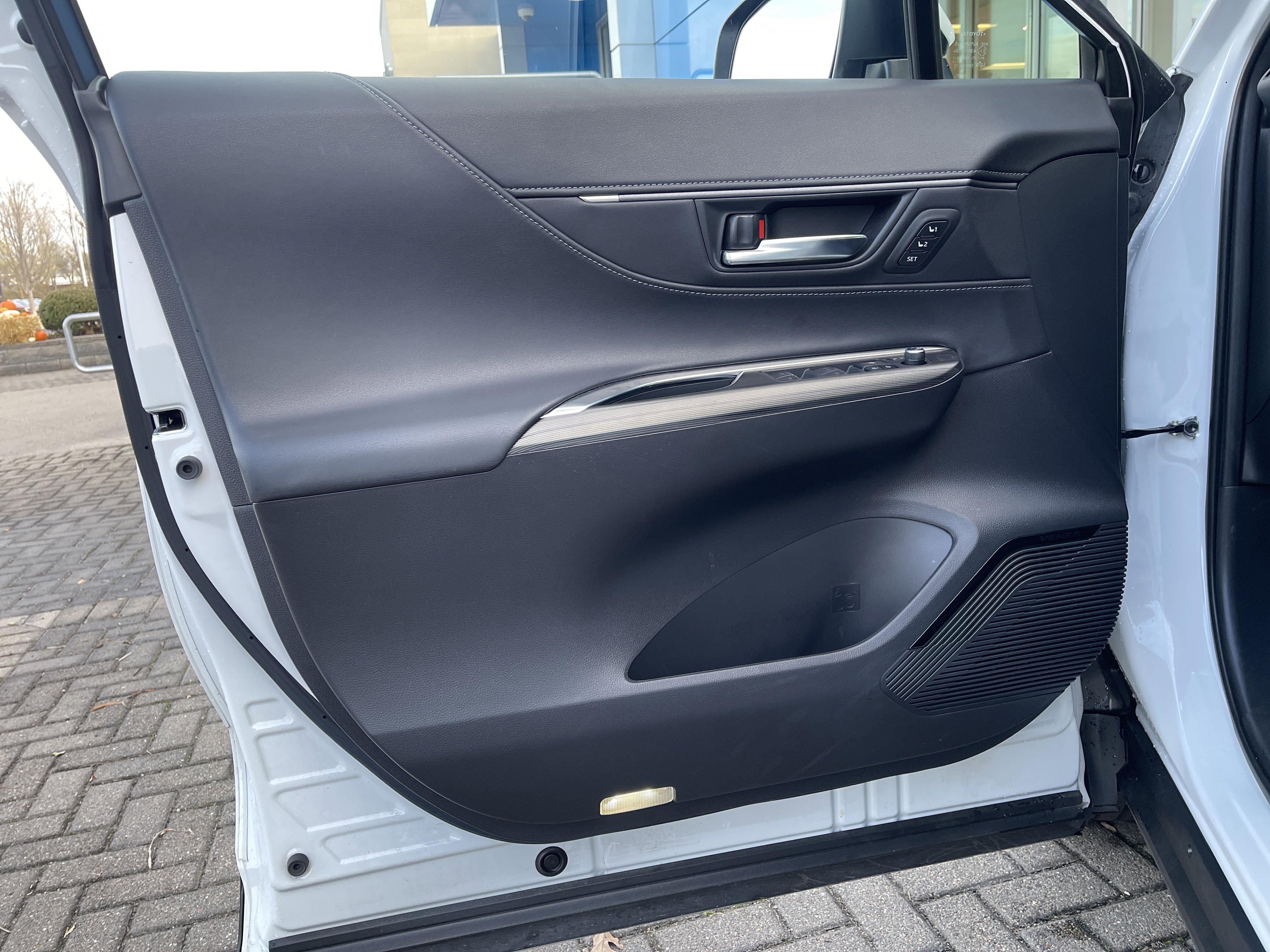 Used 2023 Toyota Venza XLE image 14