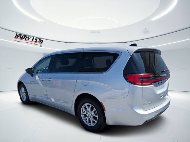Used 2024 Chrysler Pacifica Touring-L FWD image 5
